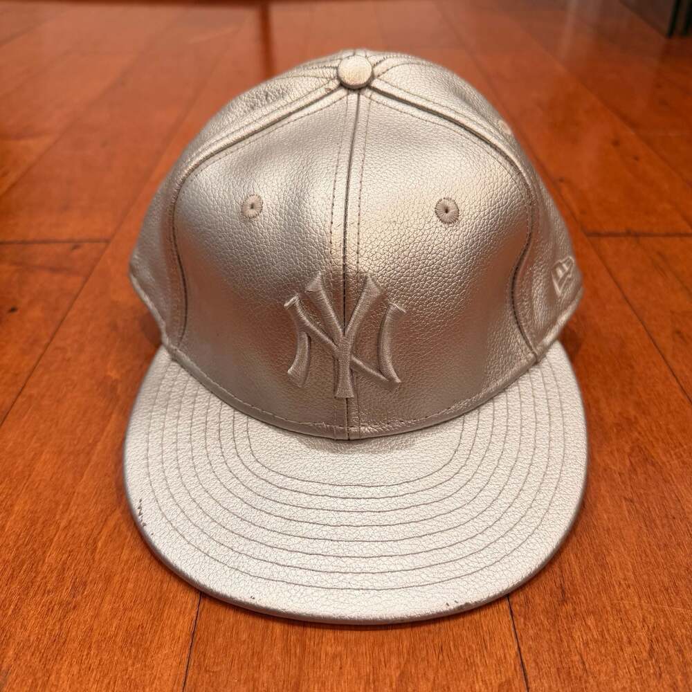 New Era New York Yankees 59FIFTY Metallic Silver Faux Leather Fitted Hat 7 7/8